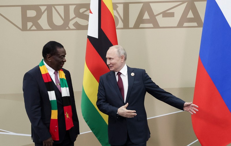 Liderul din Zimbabwe a primit un elicopter prezidențial cadou din partea lui Vladimir Putin. „Victimele sancțiunilor trebuie să coopereze”