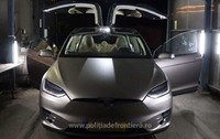 Tesla Model X gri, cu portierele deschise, fotografiata la Vama Sighetu Marmației