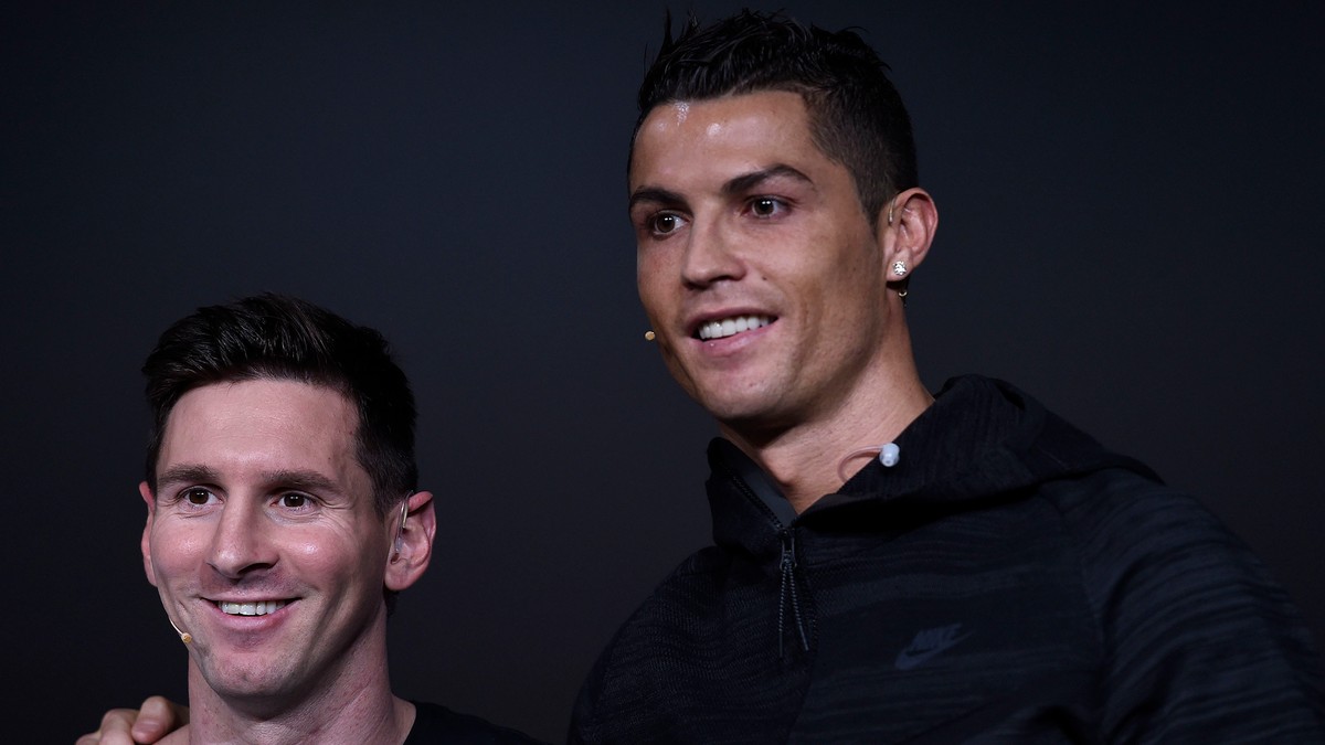 Lionel Messi (stânga) și Cristiano Ronaldp zâmbesc în timpul unei gale a Balonului de Aur. (FOTO: EPA)