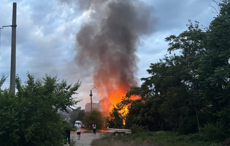 Incendiu puternic în zona Baicului din București