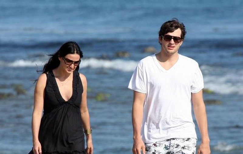 Ashton Kutcher nu recunoaşte că şi-ar fi înşelat soţia
