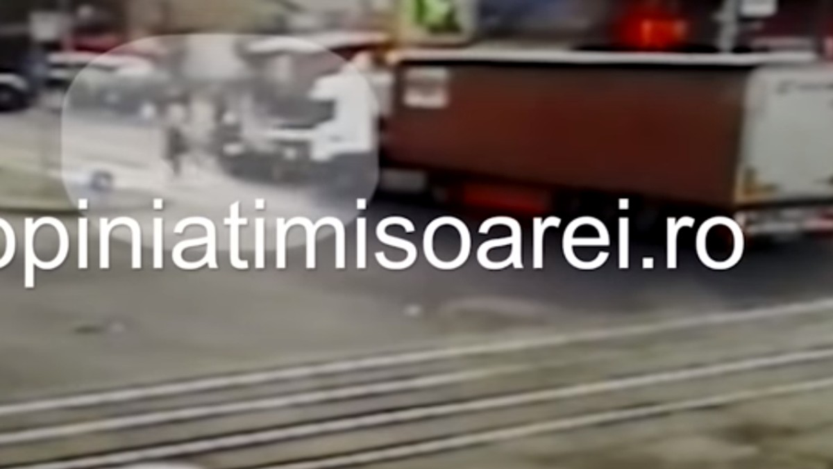Accident cumplit la Timișoara. Un tir a lovit un autoturism din spate și l-a aruncat peste pietonii care traversau!