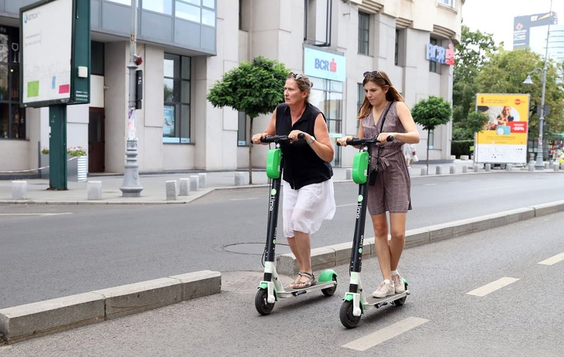 Lime îşi suspendă serviciul de transport cu trotinete electrice şi în România