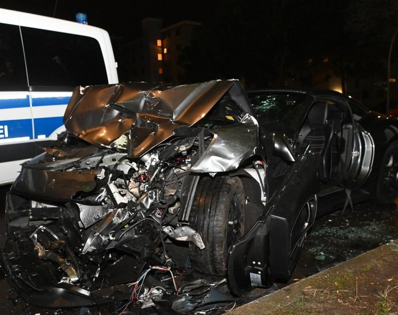 Un Ferrari California de curse, cu 460 CP, s-a făcut praf pe o stradă din Berlin, unde a lovit violent mai multe mașini parcate