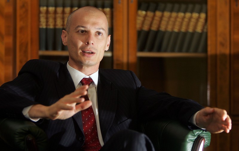 Cu un milion de euro, viața e frumoasă! Bogdan Olteanu a început să fie iubit de colege după ce a luat șpagă de la Vîntu
