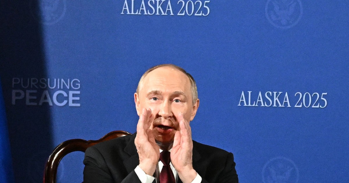 Vladimir Putin surprins cu mâinile la gură. Poza realizată vineri, 15 august 2025, în Alaska