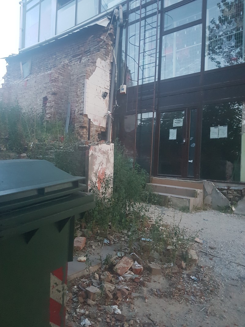 Sediul social al Safety Security, din Caracal, are lacătul pe ușă și mormane de gunoaie în jur