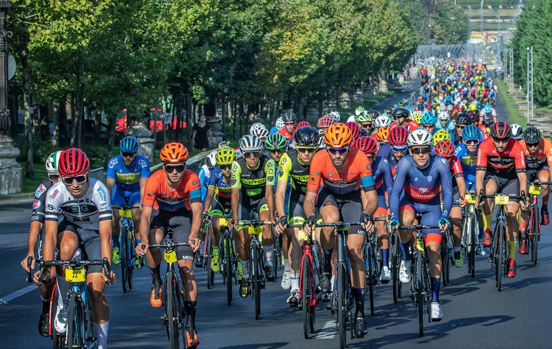 400 de voluntari pentru sărbătoarea ciclismului din București. Ce înseamnă să ajuți fără a primi niciun ban? „Te face să dai tot ceea ce este mai bun în tine”