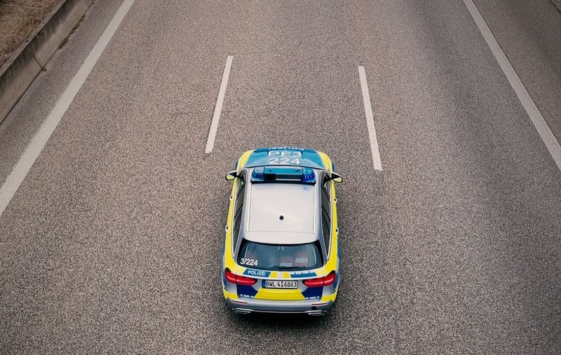 Polițiștii râd de șoferii care merg prea încet pe banda din mijloc a autostrăzii. „Sunteți ca WiFi-ul prost”, postarea devenită virală în Germania
