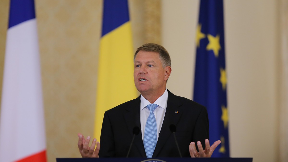 Iohannis sesizează CCR pe modificarea adusă în Parlament statutului funcționarilor publici