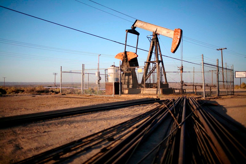 Pompe care extrag petrol din puțurile de petrol din apropiere de Taft, California. Foto: EPA