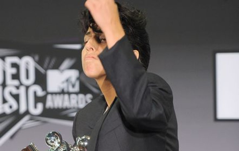 Video | Lady Gaga, super-show la MTV Music Awards. S-a deghizat în bărbat, a băut bere și a căzut de pe scenă