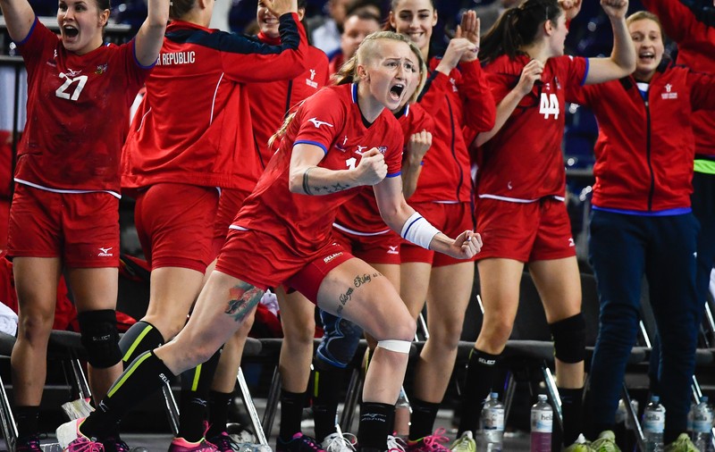FOTO&VIDEO / Ele sunt cehoaicele care ne-au eliminat de la Campionatul Mondial de handbal feminin 2017! O tatuată nebună care lucrează ca DTP-ist și sexy-sora unui hocheist ne-au trimis acasă