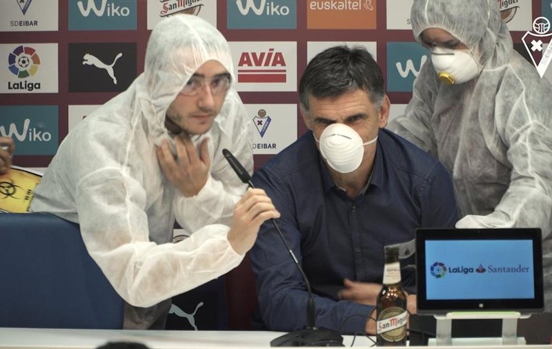 Spania. Antrenorul echipei Eibar, evacuat din conferința de presă de o alertă de viruși / VIDEO