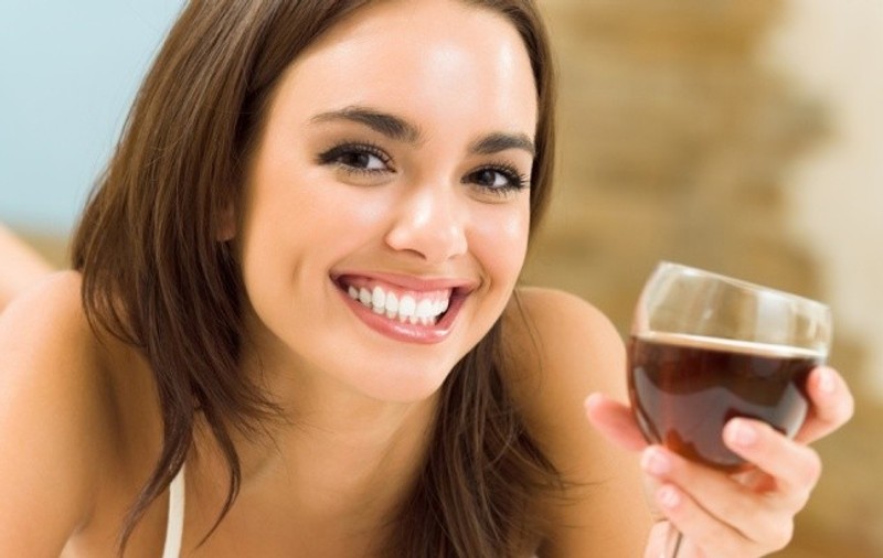 Poţi să bei vin roşu la menstruaţie? Mituri şi realitate