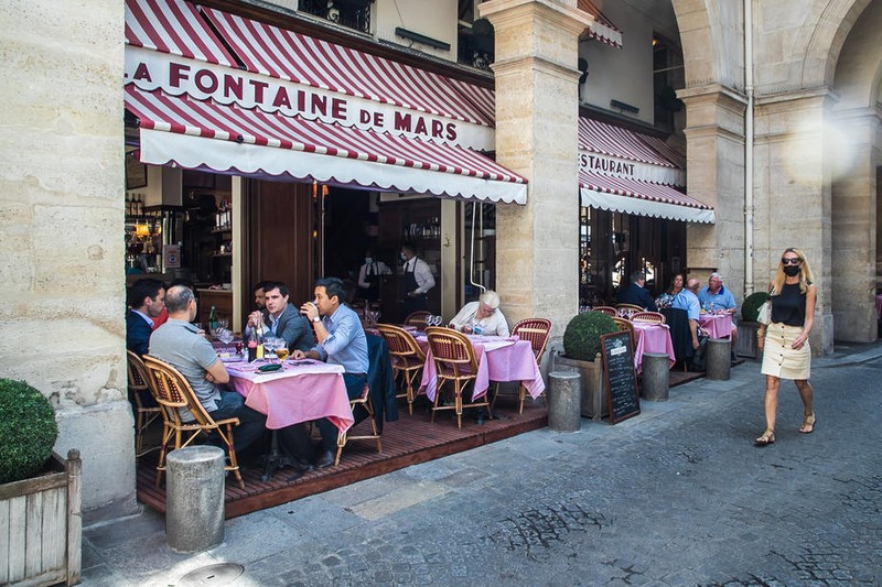 Creșterea numărului de cazuri a mutat clienții spre terasele deschise ale restaurantelorFoto: EPA-EFE/CHRISTOPHE PETIT TESSON