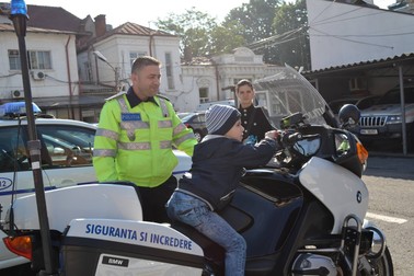 Alexandru a ”ambreiat” la maximum, în joacă, caii-putere ai motoarelor de poliție