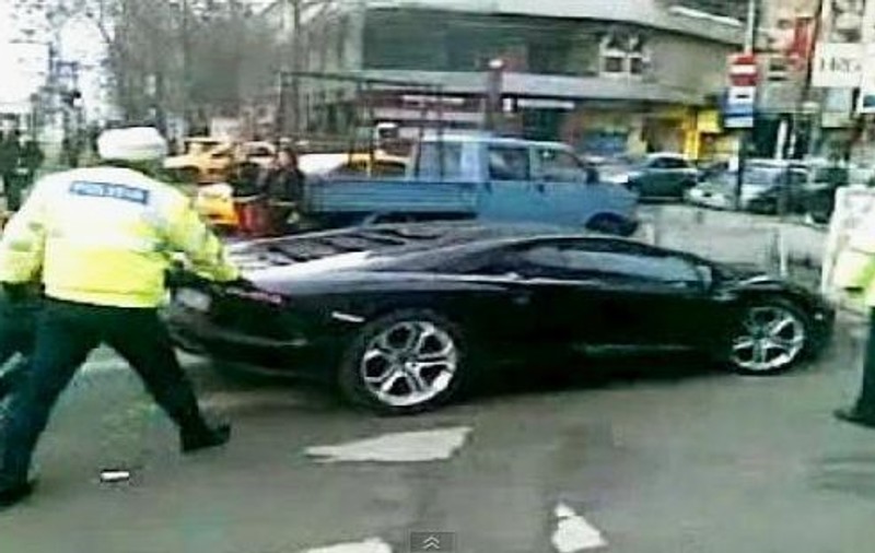 Am trăit să o vedem şi pe asta! Uite ce "BAGĂ material" POLIŢIA ROMÂNĂ şi împinge un Lamboghini în centrul Bucureştiului! | VIDEO