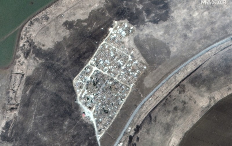 A treia groapă comună, descoperită lângă Mariupol. Primarul susține că locuitorii au fost obligați să o sape, în schimbul hranei
