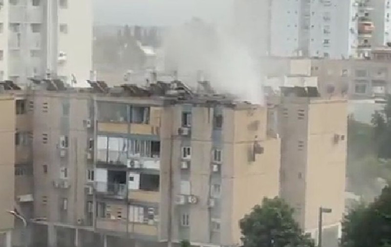 Imagini cu momentul în care un bloc din Tel Aviv este lovit de o rachetă lansată de Hamas