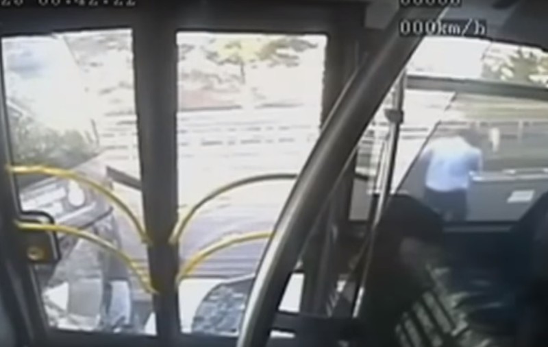 Accident grav la Istanbul, după ce șoferul unui autobuz a fost atacat cu o umbrelă | VIDEO