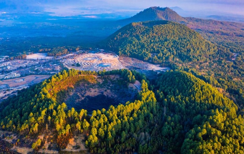 În 2021, cercetătorii au găsit sub o pădure din China craterul Yilan, de 1,85 km, format acum 50.000 de ani. Imagine cu caracter ilustrativ. Sursă foto: Getty Images