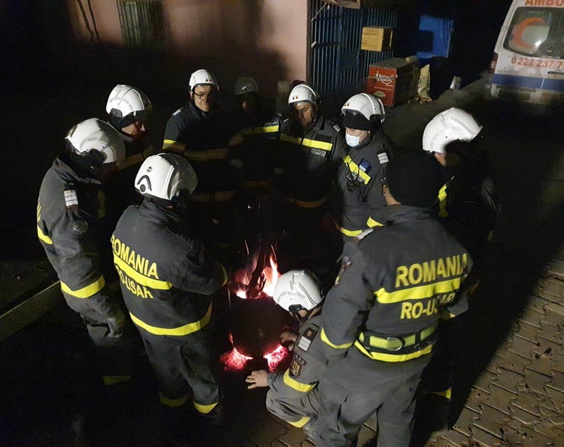 Adolescent de 16 ani, scos de sub dărâmături de salvatorii români trimiși în Turcia. Imagini cu intervenția