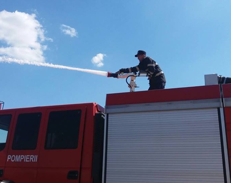 Incendiile de vegetație fac ravagii în Timiș. O mașină și mai multe hectare de teren, făcute scrum
