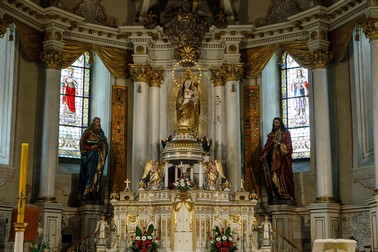 Statuia Sfintei Fecioare Maria, în mijlocul altarului