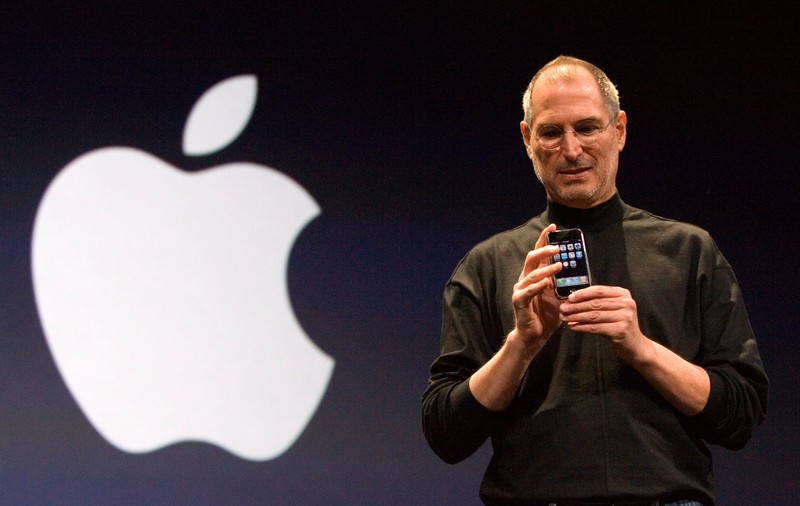 Steve Jobs o tachina pe fiica sa de nouă ani cu discuții despre sex și a pus-o să se uite cum își pipăia soția