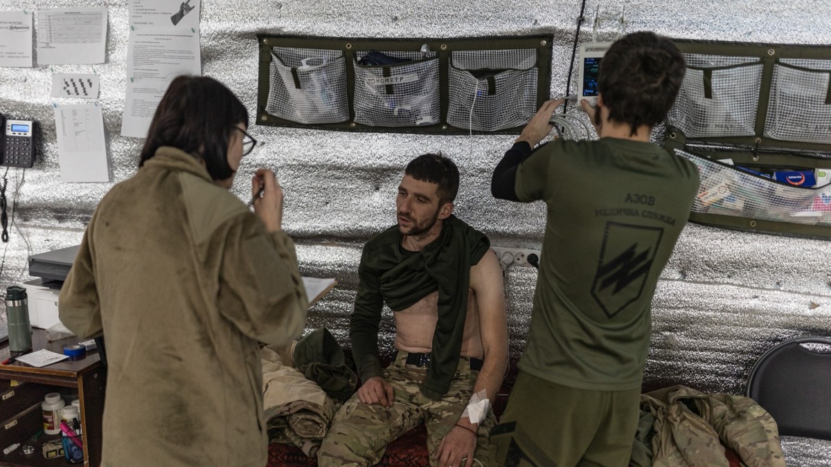 Medici ucraineni din Batalionul Azov tratează un soldat ucrainean rănit, la un punct de stabilizare în direcția Toretsk, regiunea Donețk, Ucraina