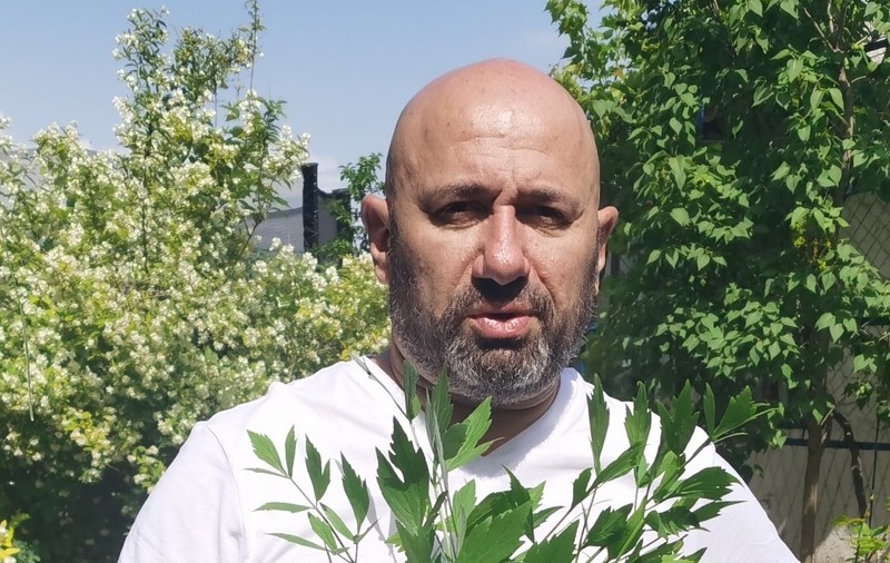 Chef Cătălin Scărlătescu gătește drob de miel după rețeta bunicii sale. Care este secretul