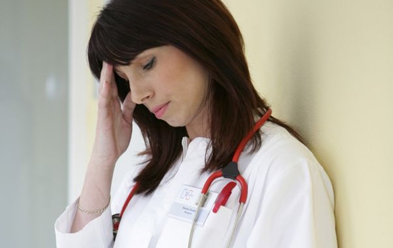 Asistentă medicală trimisă în judecată pentru mită