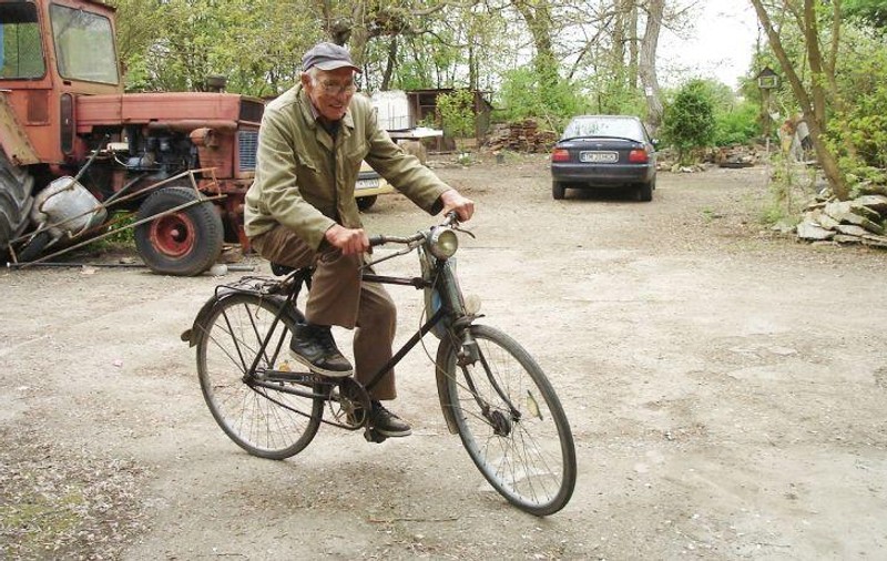 La 97 de ani merge zilnic pe bicicletă 6 kilometri:"Bicicleta e ca un medicament"