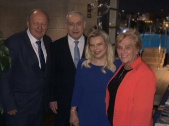 Premierul Beniamin Netanyahu, soția acestuia, Sara, medicul român Herman Berkovits și soția sa, Elisabeta, la ziua de naștere a soției șefului guvernului israelian, înainte de pandemie | Foto: arhiva personală