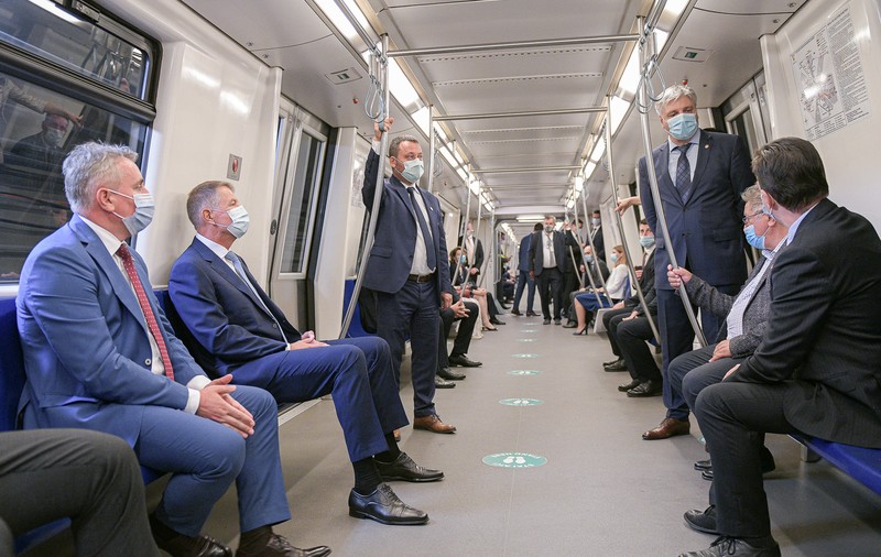 ÎNTREBAREA ZILEI | Ce e în neregulă cu fotografiile postate de Klaus Iohannis de la lansarea metroului din Drumul Taberei?