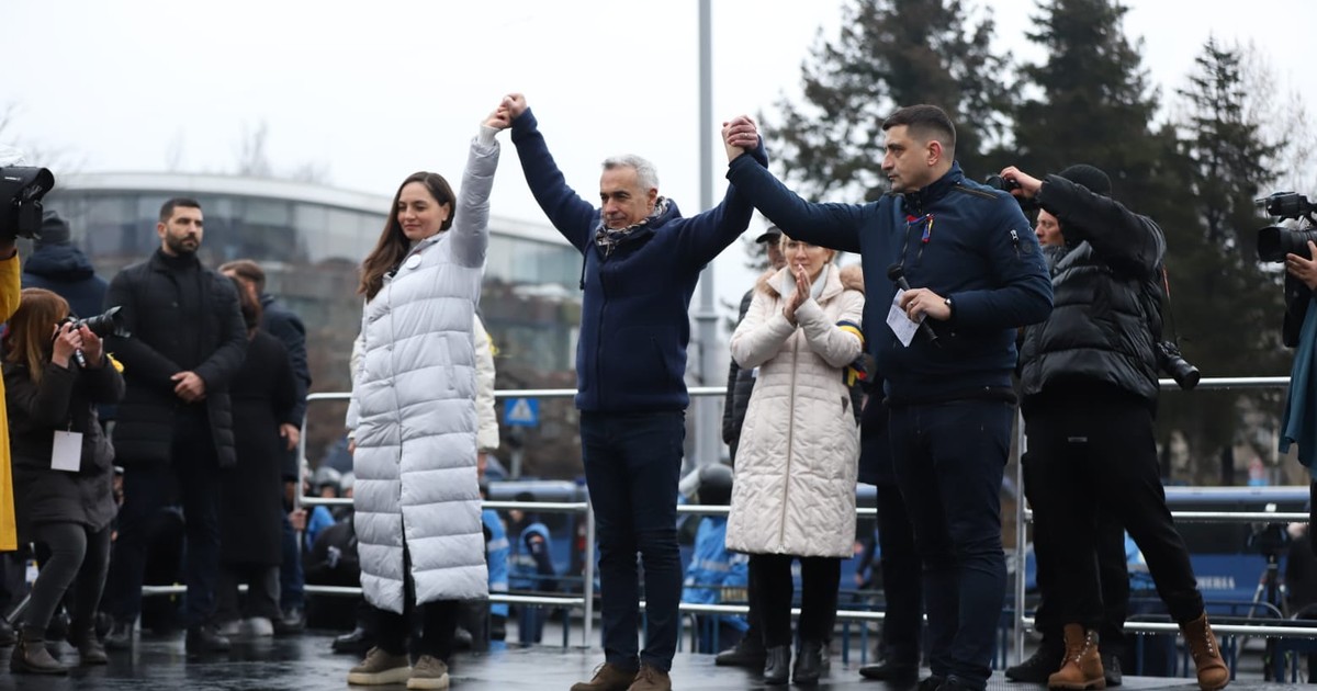 Anamaria Gavrilă (stânga), Călin Georgescu (în mijloc) și George Simion (dreapta) surprinși pe o scenă