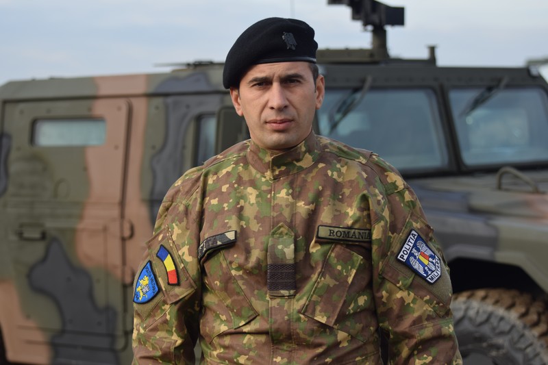Militar îmbrăcat în noua uniformă
