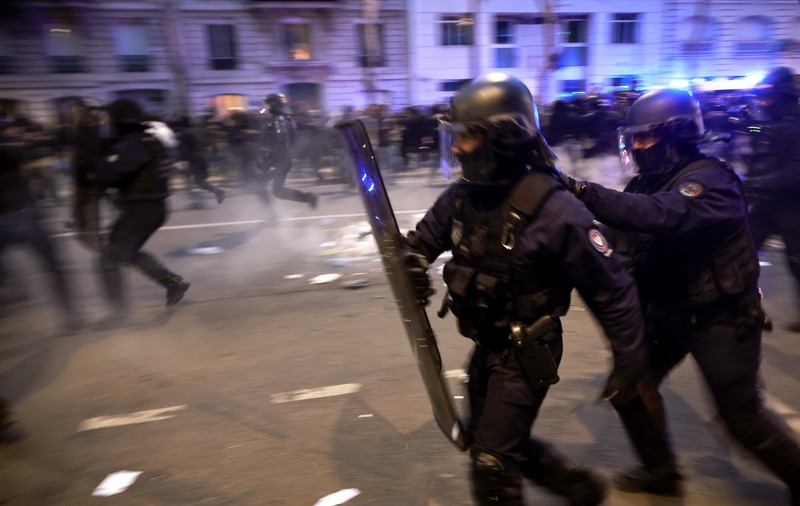 Noi violențe în Franța. Oamenii au ieșit pe străzi să protesteze față de noua lege a pensiilor