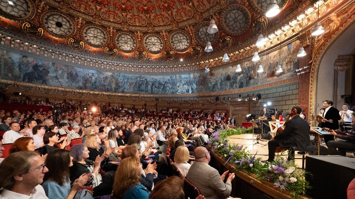 Mai mulți oameni asistă la Festivalul George Enescu, la Ateneu
