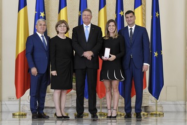 Stere si Tania Halep, presedintele Klaus Iohannis, Simona Halep si Toni Iuruc (de la stanga la dreapta), se fotografiaza impreuna la finalul ceremoniei decernarii ordinului Steaua Romaniei, Simonei Halep, marti 30 iulie 2019, la Palatul Cotroceni. ANDREEA ALEXANDRU / MEDIAFAX FOTO