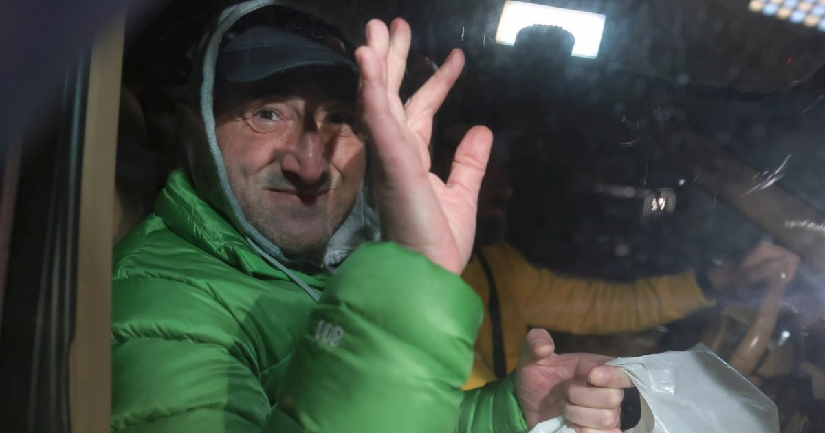 Nelu Iordache salută presa și pleacă din penitenciarul Rahova cu mașina