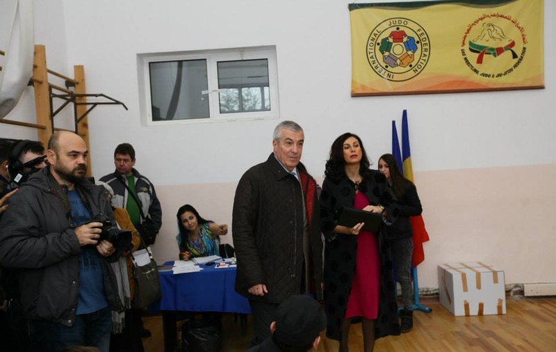 ALEGERI PREZIDENŢIALE 2014 | ELEGANŢĂ, SIMPLITATE şi STIL! Iată cum s-au ÎMBRĂCAT FEMEILE DIN POLITICĂ LA VOT
