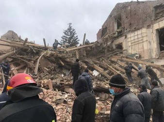 Salvatorii caută supraviețuitori în dărâmăturile clădirii lovite de armata rusă (Foto Dmytro Zhyvytskyy /Telegram)