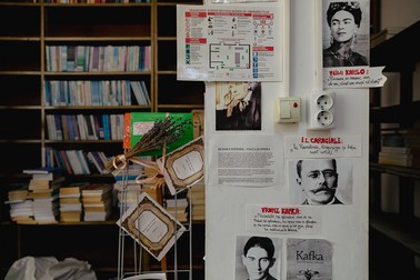 În librărie se găsesc și portretele unor scriitori precum Franz Kafka și I.L.Caragiale | Foto: Eli Driu / Libertatea
