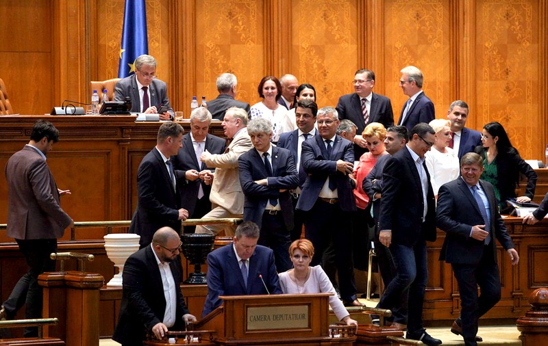 UPDATE | Moţiunea de cenzură a fost respinsă de Parlament. Guvernul Dăncilă rămâne în funcţie - VIDEO