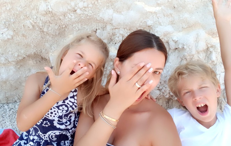 Ela Crăciun mai fricoasă decât copiii ei. Cei mici au zburat cu parapanta în Grecia