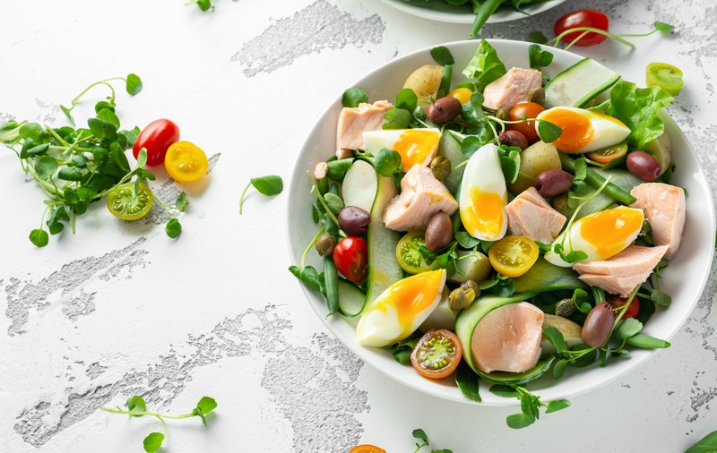 Salate de vară - rețete. Cele mai răcoritoare combinații de legume și fructe