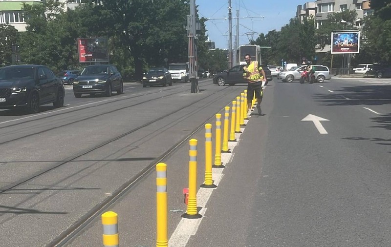 Primăria București montează 5.000 de stâlpișori galbeni pe linia tramvaiului 5, pe șoseaua Pipera și Bulevardul Aerogării