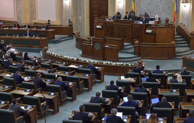 UPDATE | Senatul şi-a schimbat Regulamentul, pentru ca aleşii să lucreze de la distanţă. PNL s-a opus şi atacă la CCR votul